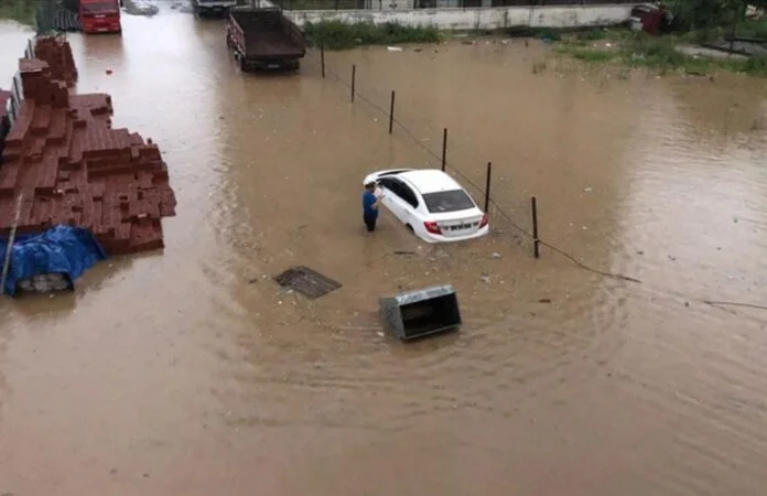 Përmbytje të mëdha edhe në Turqi, 2 të vdekur