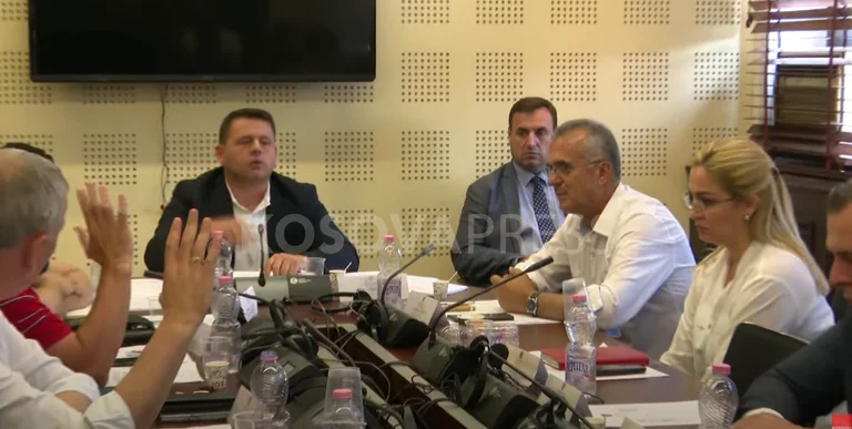 Helmimet masive në Deçan: Deputetët e VV-së nuk votojnë që Kurti ta mbledhë Këshillin për Siguri Kombëtare
