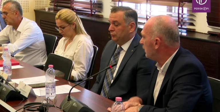 S’përmbahet deputeti i VV-së, kritikon Arben Vitinë: Qeveri pa Albinin s’ka, brenda VV-së gjithçka është Albin