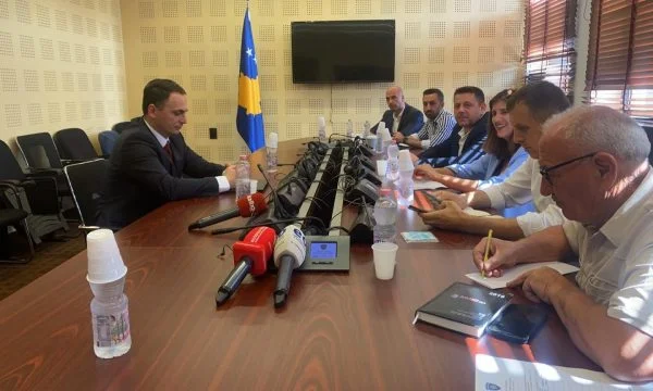 Drejtori i AKI-së nis raportimin para deputetëve për gjendjen në Deçan