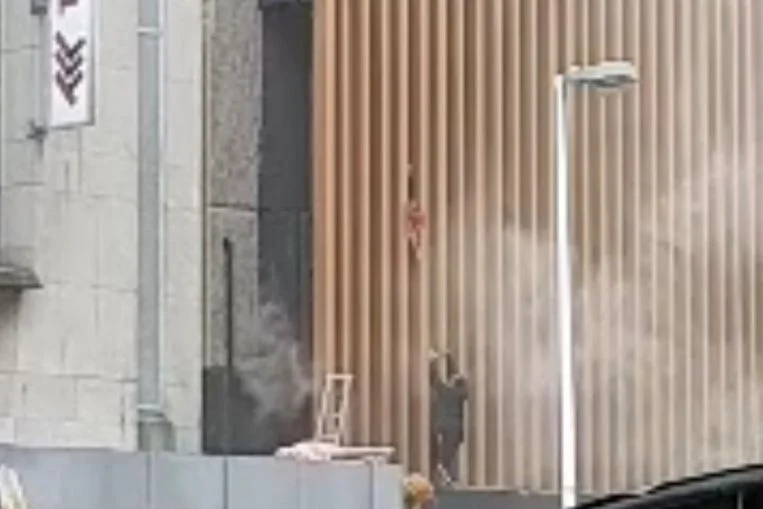 Momenti kur nëna hedh vajzën nga ndërtesa për ta shpëtuar nga zjarri (VIDEO)