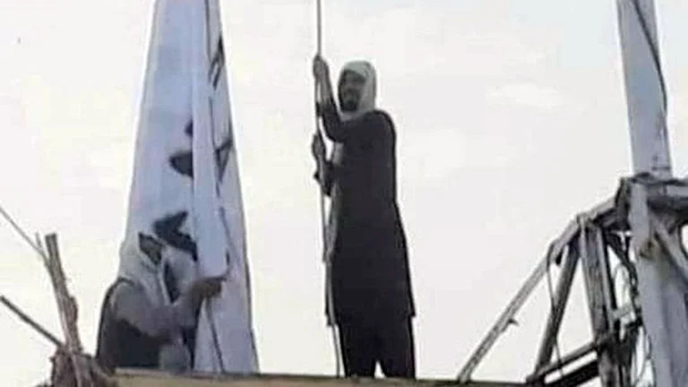 Zemërthyese: Talibanët ngrisin flamurin në postin kyç kufitar :'(