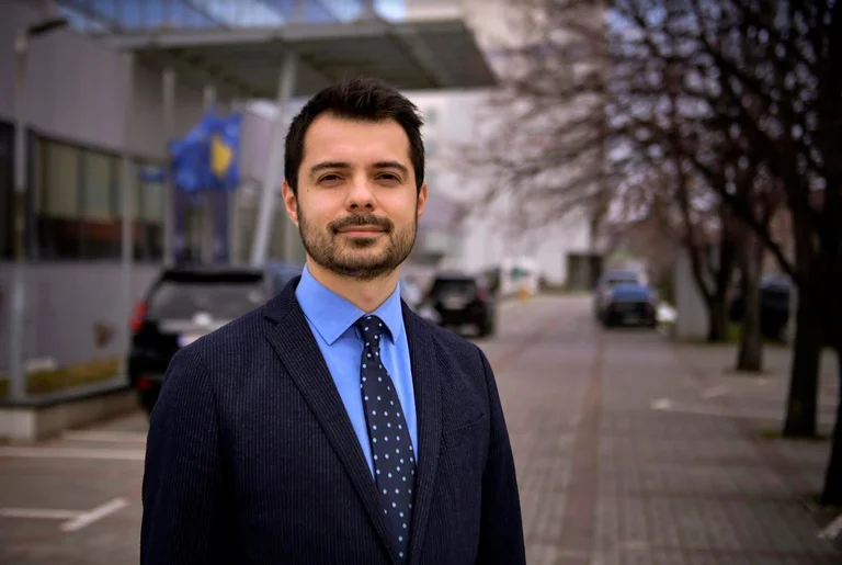 Zëdhënësi i Qeverisë tregon se me pare të kujt Kurti me familje po qëndron në resortin luksoz në Greqi