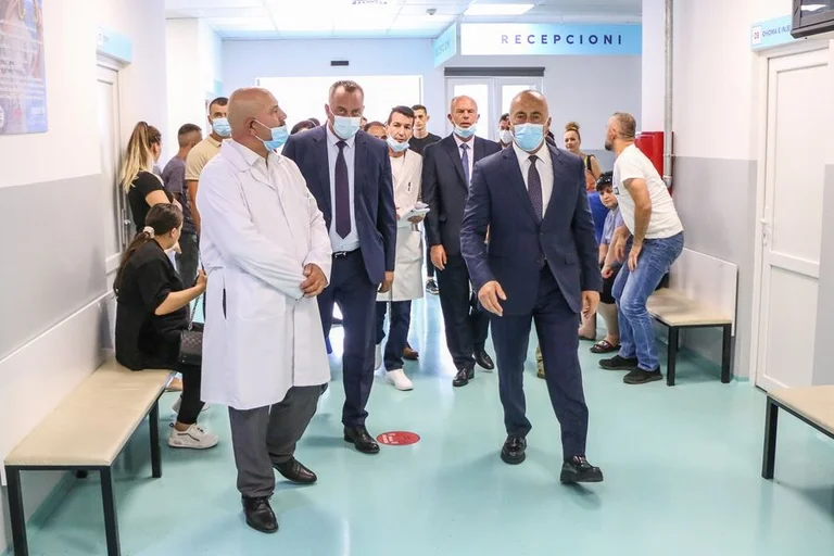 Haradinaj thirrje Kurtit: Situatë alarmante në Deçan, lëre Greqinë