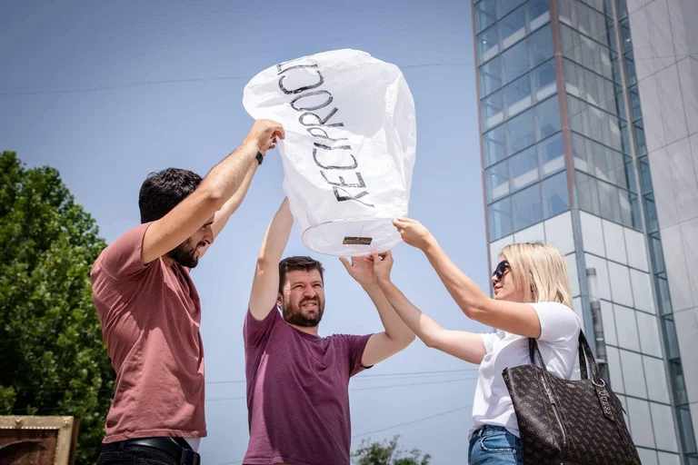 Parimet e Kurtit i mori era: Me një qese PSD mundohet ‘ta zë’ reciprocietin në ajr