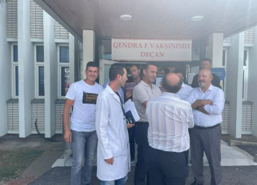 Daut Haradinaj viziton Deçanin pas rasteve të helmimit