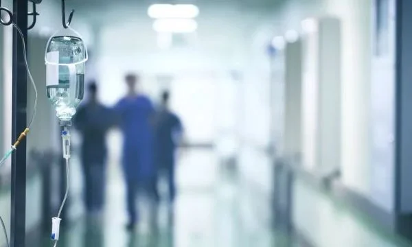 Mjeku infektolog flet për gjendjen e qytetarëve të helmuar në Deçan