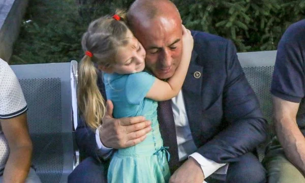Haradinaj publikon një fotografi të një vajze të vogël që vizitoi nënën e saj të prekur nga helmimi