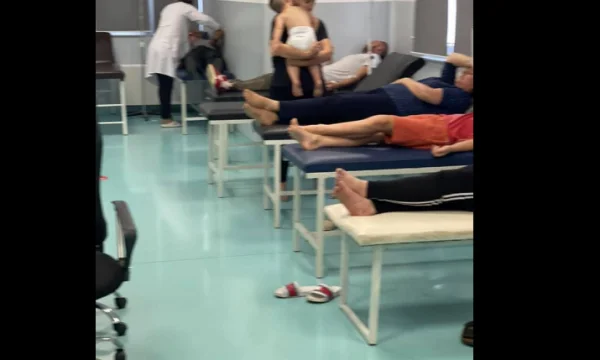 Deputete Kadriaj shkon në ambulantën në Deçan: Thotë se fluksi i njerëzve po rritet