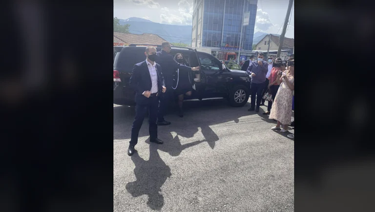 Presidentja Osmani mbërrin në qytetin ‘e largët’ të Deçanit