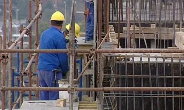 Rrëzohet një punëtor nga ndërtesa në Gjakovë