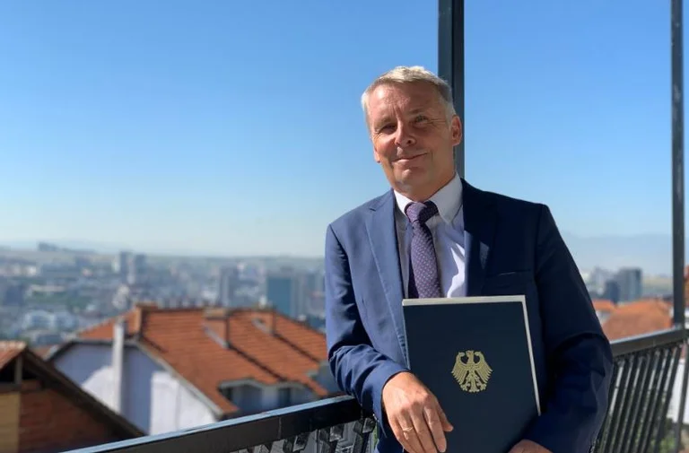 U akuzuan nga Simmons për ndërhyrje politike: Ambasada gjermane reagon e para