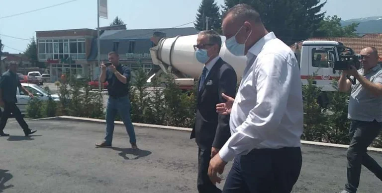 Helmimet masive: Më në fund arrin në Deçan ministri i Shëndetësisë Arben Vitia