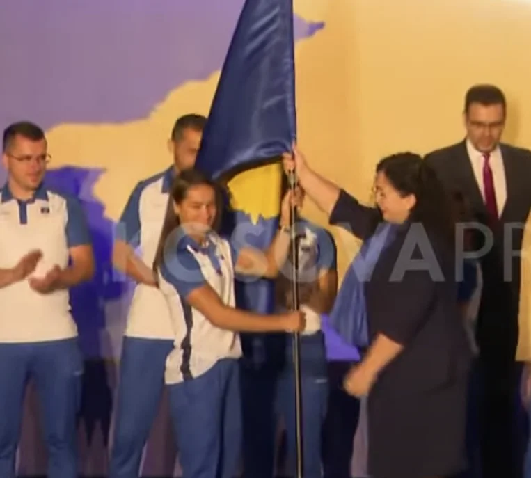 ​Osmani i dorëzon flamurin shtetëror Ekipit Olimpik: Presim të na bëni krenar në Tokio