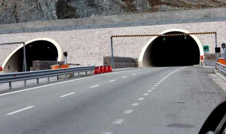 Digjet një veturë në tunelin e Kalimashit, ndërhyjnë zjarrëfikësit