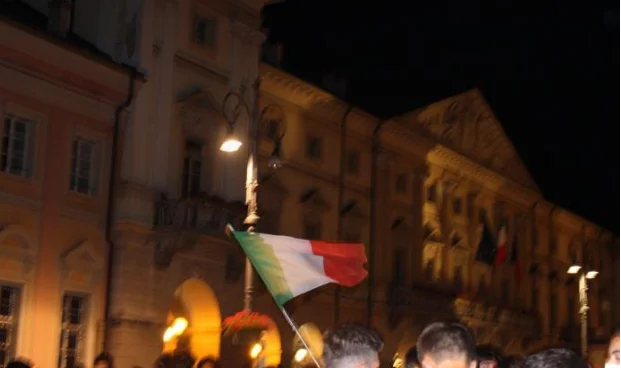 Tifozja italiane feston krejt e zhveshur në qytet, bëhen virale pamjet