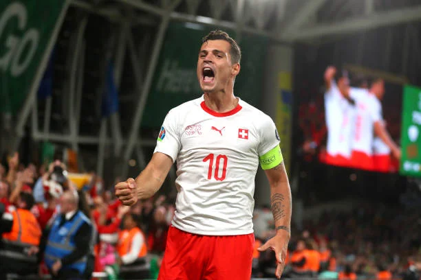 Granit Xhaka përfshihet në mesin e 11 futbollistëve më të mirë të Euro 2020.