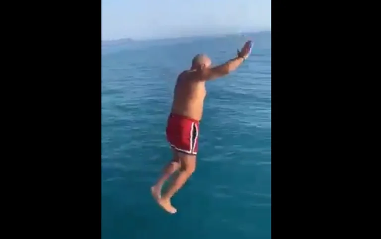 Presidenti Ilir Meta zhytet në det në stilin “hopa” (Video)