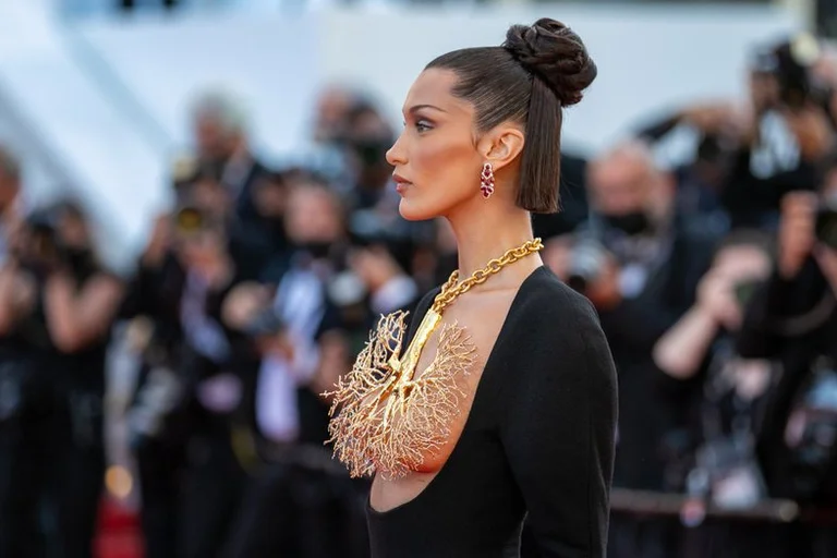 Mahnitëse: Fustani i Bella Hadid në Kanë është kaq i pazakontë