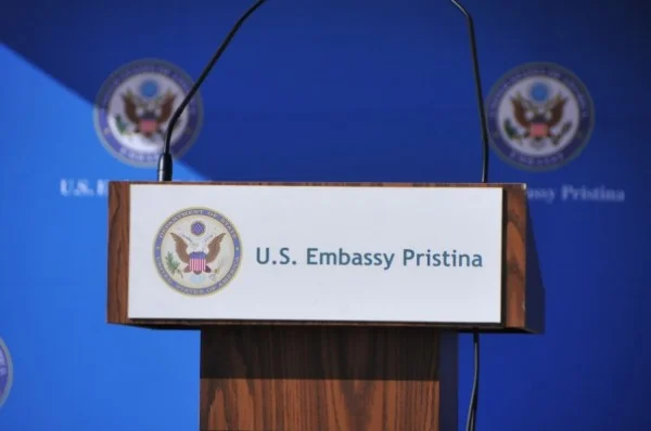 Ambasada amerikane: Duam angazhimin e Kosovës, drejtësi për viktimat e dhunës seksuale në kohën e luftës