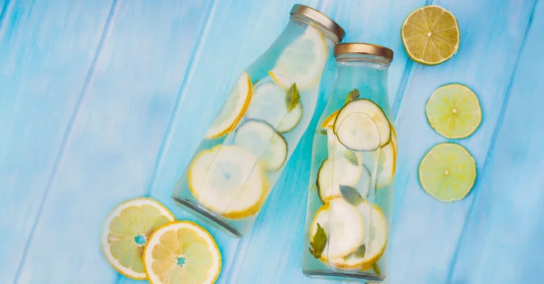 7 përfitime të ujit me limon dhe si ta përgatisni