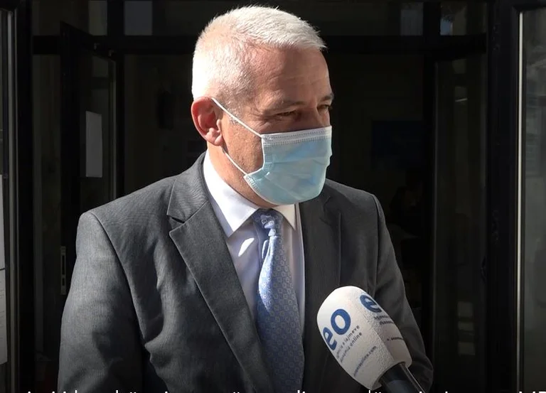Xhelal Sveçla pyetet se a është cenim i privatësisë që qytetarët ti fotografojnë rastet kur ka shkelje në trafik, kështu përgjigjet ai