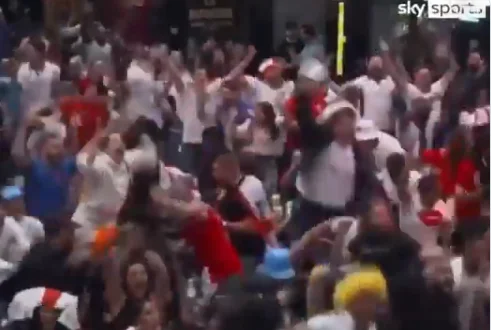 Këto janë skenat e festës pas golit të Shaw jashtë “Wembleyt”