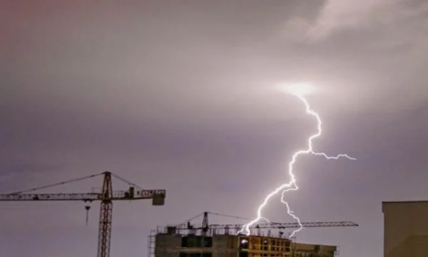 fulmini multipli e tuoni su Pristina