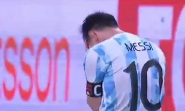 Reagimi emocionues dhe çlirues i Messit kur gjyqtari sinjalizon përfundimin e ndeshjes