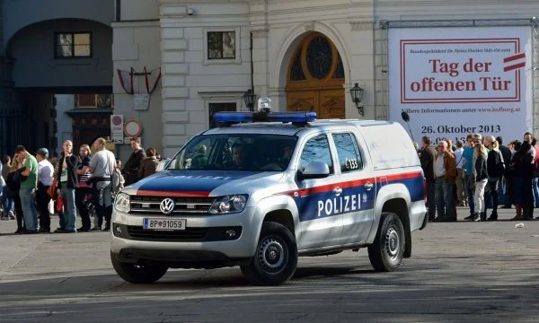 Ngjarje e rëndë në Austri: Shoferi 87 vjeçar hyn në treg me veturë dhe u mëshon 13 vetëve, 3 në gjendje kritike