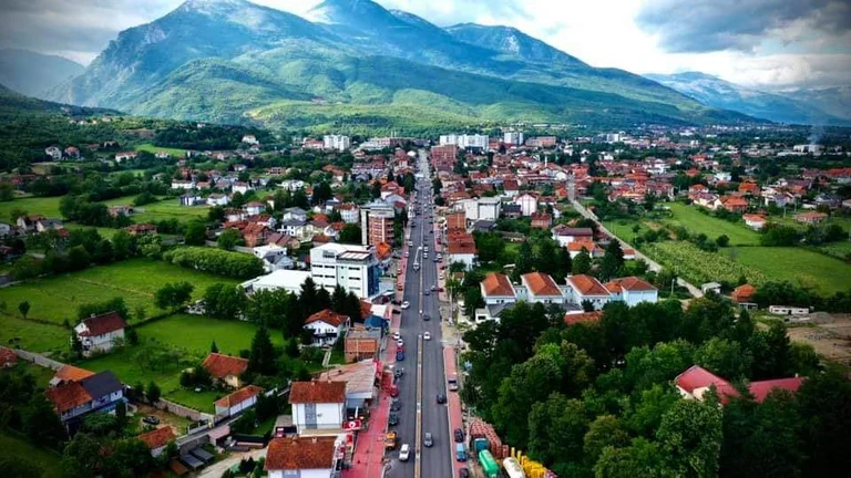 Tmerruese: Qindra qytetarë në Deçan dyshohet se janë helmuar nga uji, merren veprime të menjëhershme