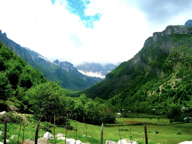 Alpinistët kosovarë dhe policia shpëtojnë një turist bullgar që u lëndua në Tropojë