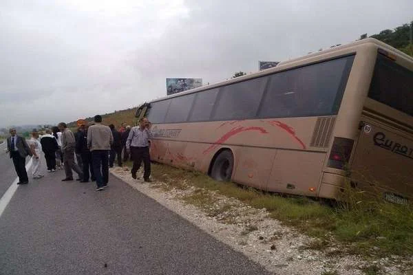Shqipëri: Autobusi del nga rruga, vdes një person e lëndohen 9 të tjerë