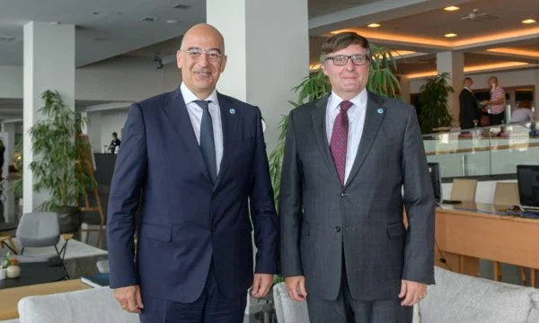 Palmer takohet me Dendias, në kohën kur flitet për lëvizje të pocizionit grek për Kosovën