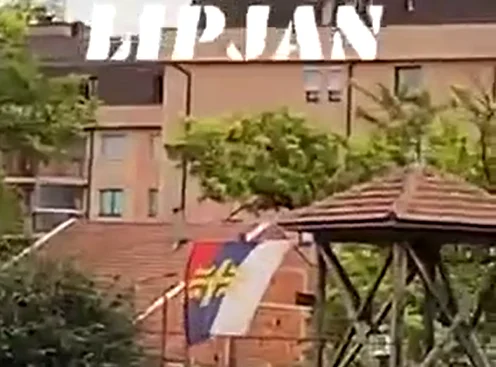 Flamuri serb vendoset para kishës në Lipjan, shihet si provokim