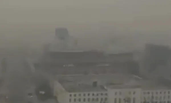 Pamje: Zjarre të shumta në lindje të Rusisë, qyteti mbulohet me tym