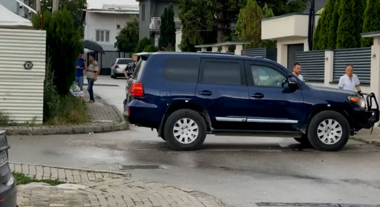 Momenti kur Kadri Veseli erdhi në shtëpinë e tij për të pame (VIDEO)