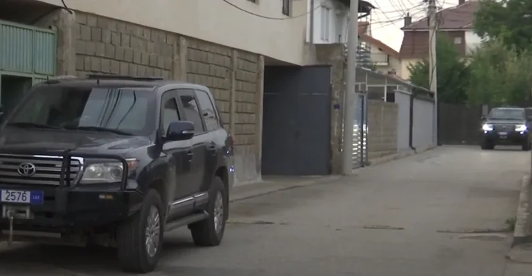 Edhe pse erdhi në shtëpi, Kadri Veselit s’iu lejua të shkojë te vendi ku po mbahet e pamja