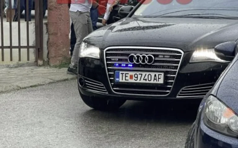 Ali Ahmeti e Talat Xhaferi për ngushëllime në Mitrovicë: Nuk e dinim që Veseli ka arritur në Kosovë