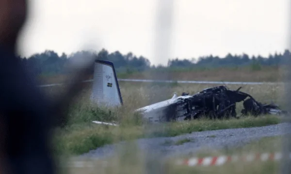 Rrëzohet një aeroplan në Suedi, nëntë persona të vdekur