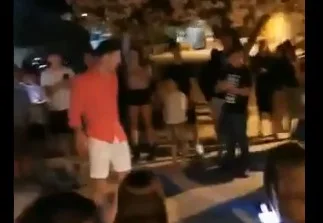 Robert Lewandowski tregon super modesti, kapet duke luajtur futboll në rrugë me fëmijë ndërsa është në pushime