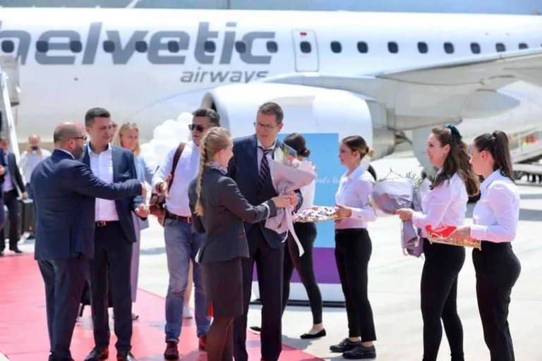 Ulet avioni i parë në Aeroportin e Kukësit, pasagjerët priten me tapet të kuq