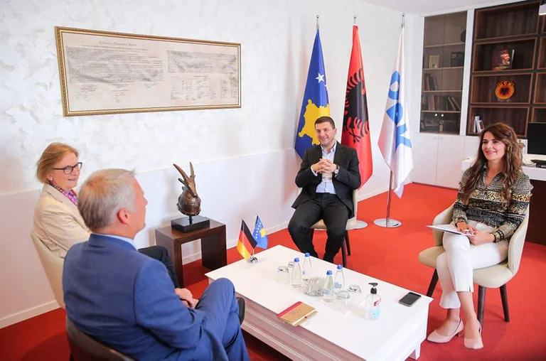 Krasniqi takon diplomatët gjermanë: Kosovës i duhet perspektivë e qartë euroatlantike