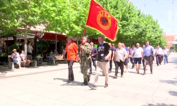 Ish-ushtarë të UÇK-së protestojnë në Prishtinë në mbështetje të Thaçit, Veselit dhe të tjerëve që po mbahen në Hagë