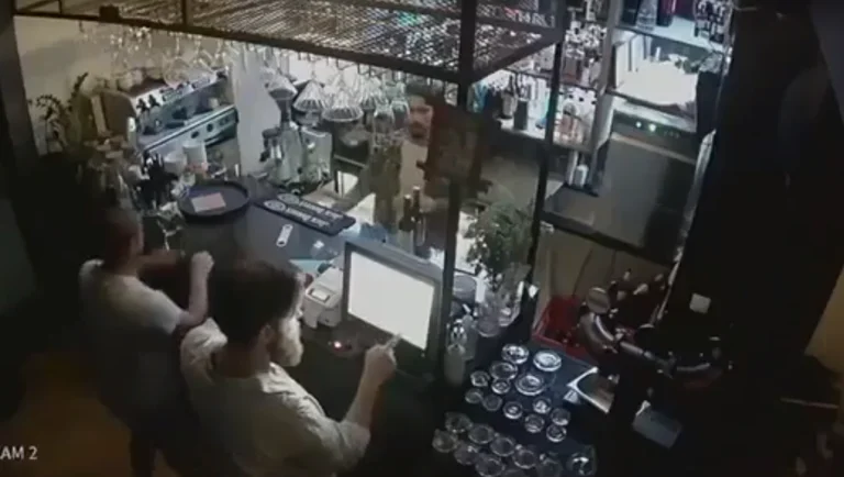 VIDEO/Ja se si hajni e vjedh një telefon në një kafiteri në Prishtinë