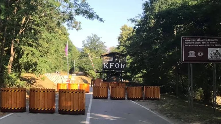 KFOR-i vendos barrikada të reja në afërsi të Manastirit të Deçanit, Ramosaj thotë se ka insistuar që të largohen