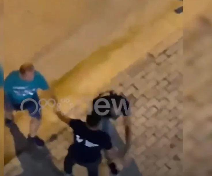 Pronarët e picerisë i ngacmojnë të dashurën dhe kanosin me thikë turistin (VIDEO)