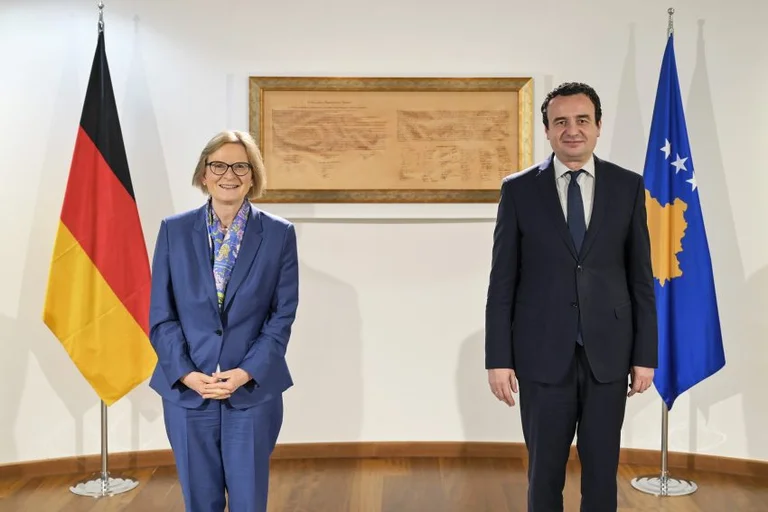 Kryeministri Kurti takohet me ambasadoren Susanne Schütz, flasin për procesin e Berlinit