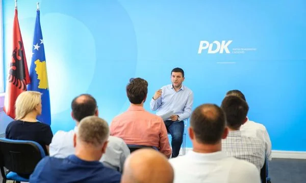 Krasniqi takohet me kryetarët e degëve të PDK-së, organizohen për zgjedhjet lokale