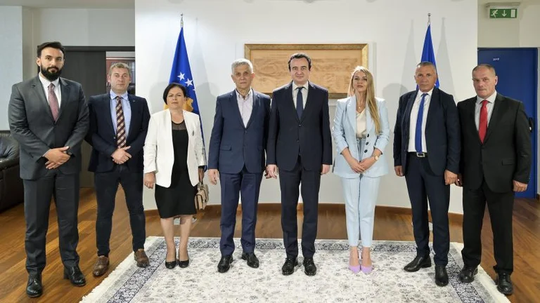 Kurti pret në takim deputetë shqiptarë e boshnjakë të Kuvendit të Serbisë